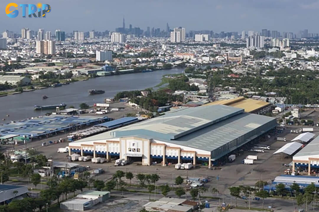 Binh Dien Market stands out for its no-haggle culture, prices are clear, fair, and consistent, reflecting its role as a professional wholesale hub focused on efficiency