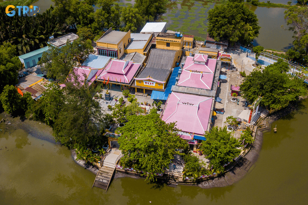 Binh Dong Communal House is more than 150 years old located along the Saigon canal