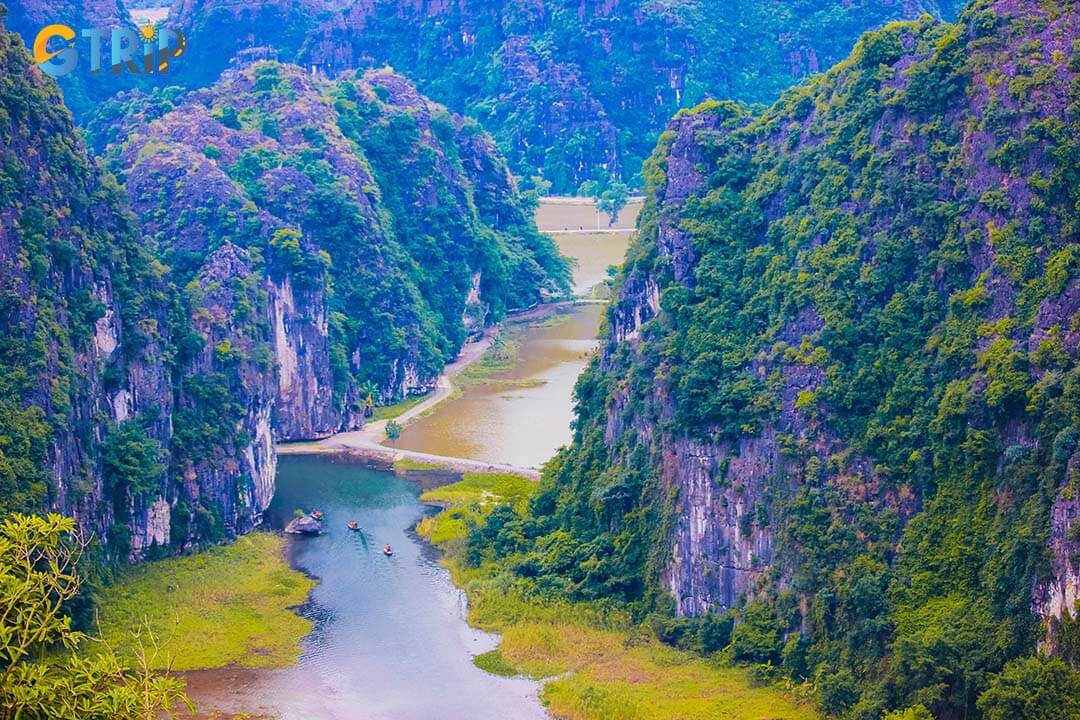 Ninh Binh is a region blessed with awe-inspiring natural beauty, from dramatic cliffs to serene rivers and verdant fields