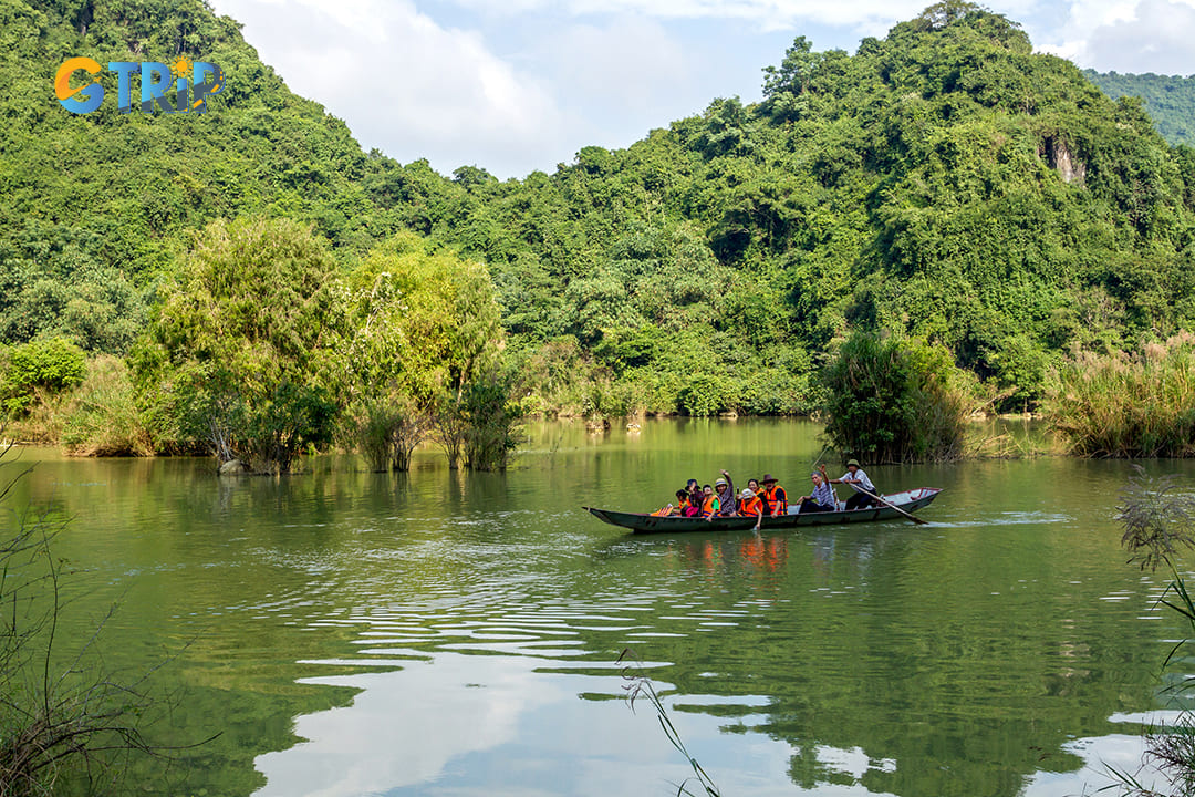 Join boat tours to explore the scenery around Trang An