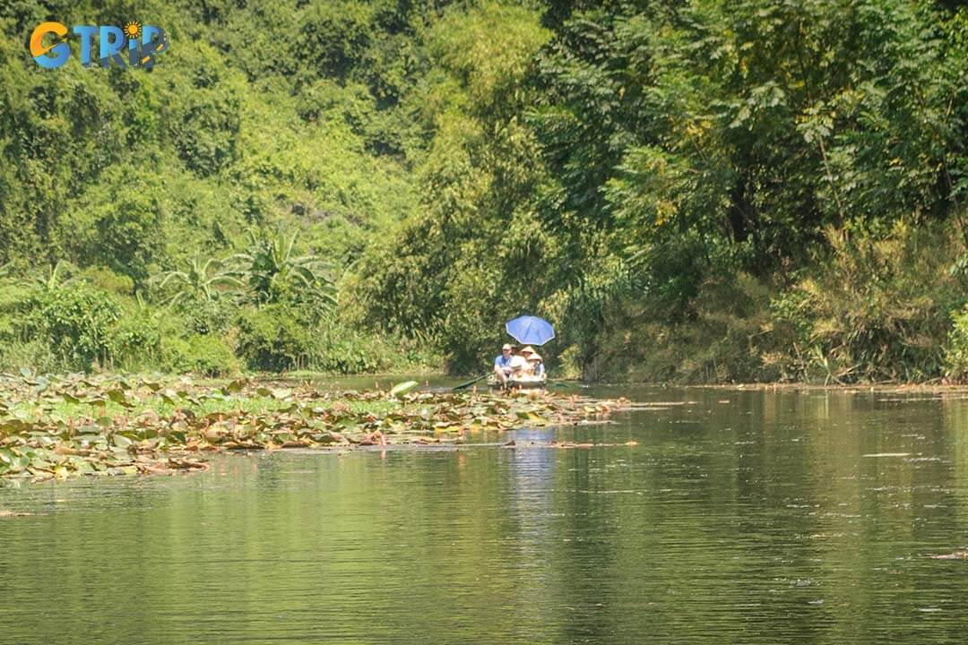 Tourists are excited to experience boat trip in Thung Nang