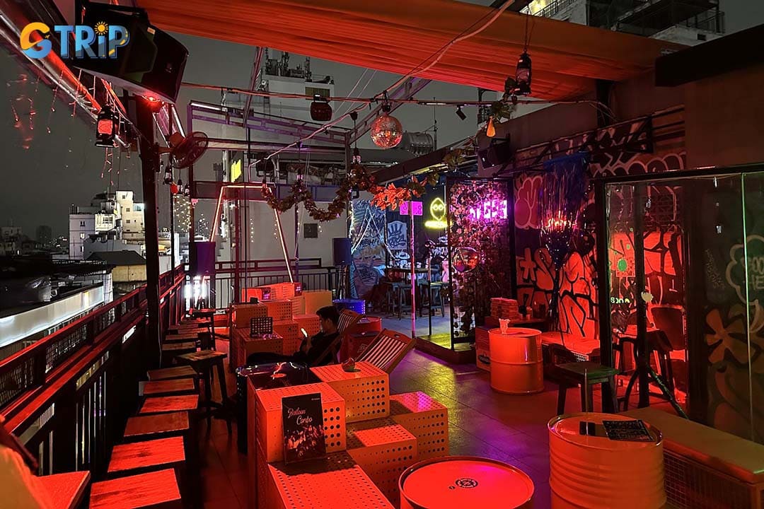 Boosh Rooftop is famous for its atmosphere and the vibe