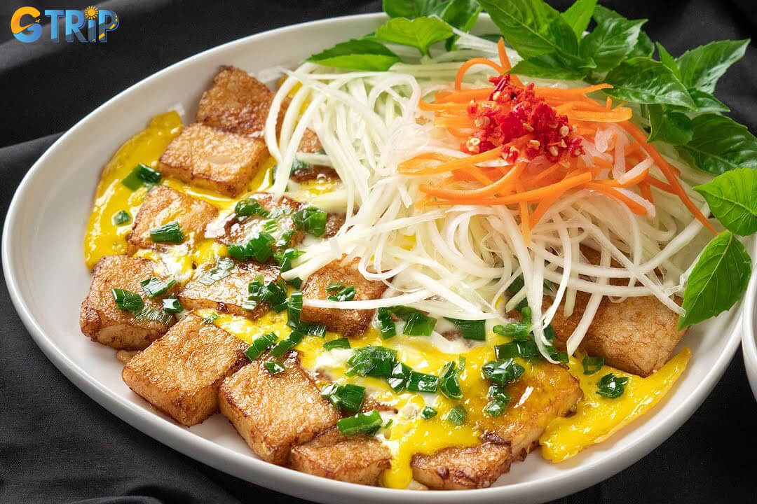 Bot chien is a crispy, savory Vietnamese street snack made from pan-fried rice cakes, eggs, and tangy sauce
