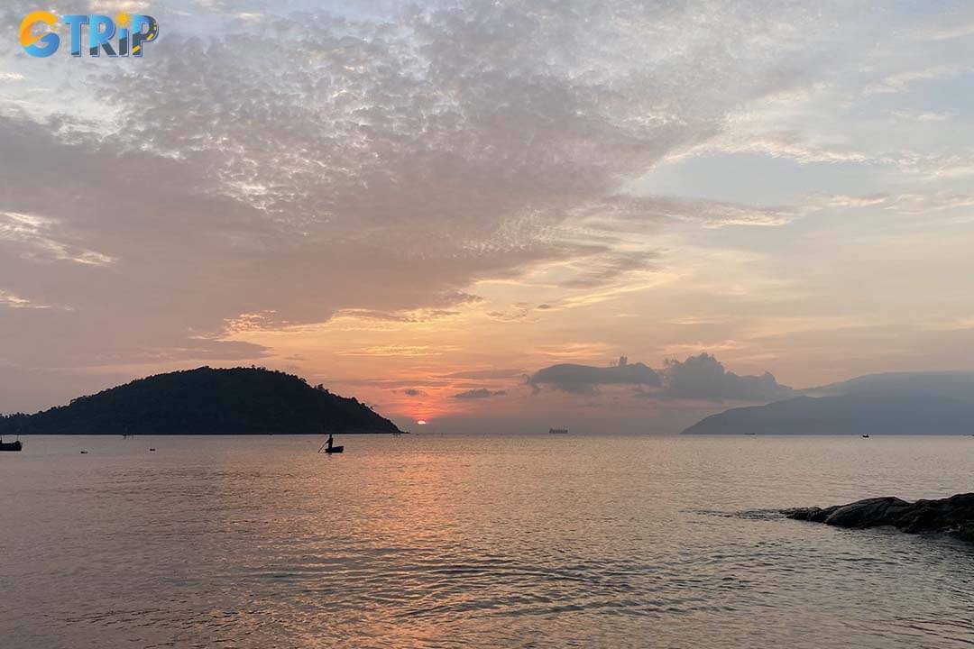 Bring sun protection, check the weather, stay hydrated, and visit at sunrise or sunset to fully enjoy Xuan Thieu Beach while combining it with nearby attractions