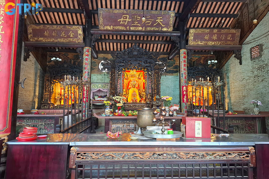 Built in 1740, Quan Am Pagoda blends classic Chinese architecture with deep spiritual heritage, offering a serene haven of Chinese-Vietnamese culture and devotion