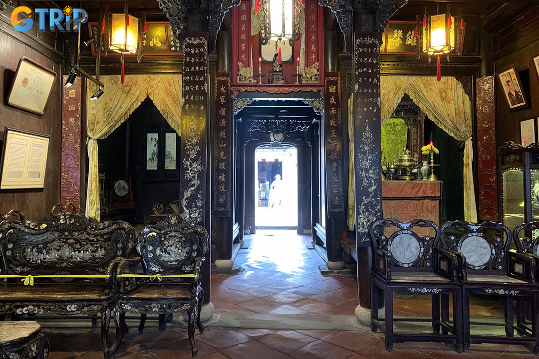 Built with durable materials like ironwood frames and Thanh Hoa stone bases, the house was designed to withstand Hoi An’s humid climate and seasonal floods