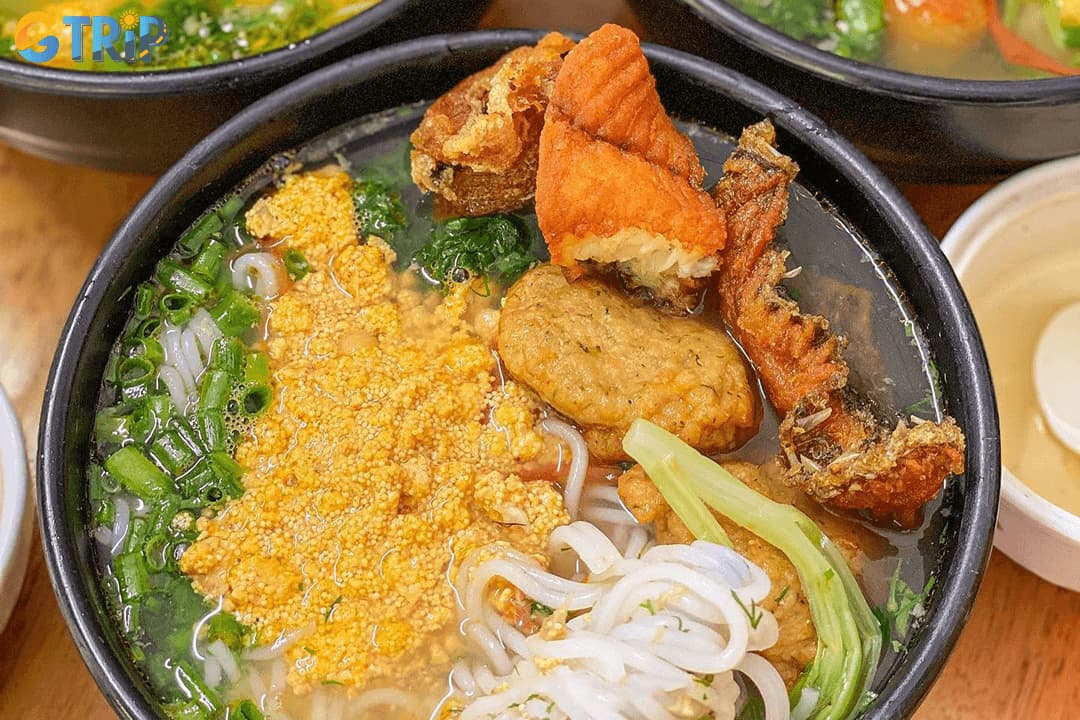 Bun ca is a refreshing Hanoi breakfast soup with crispy fried fish, tender fillets, and a tangy dill-infused broth that locals love to start their day with
