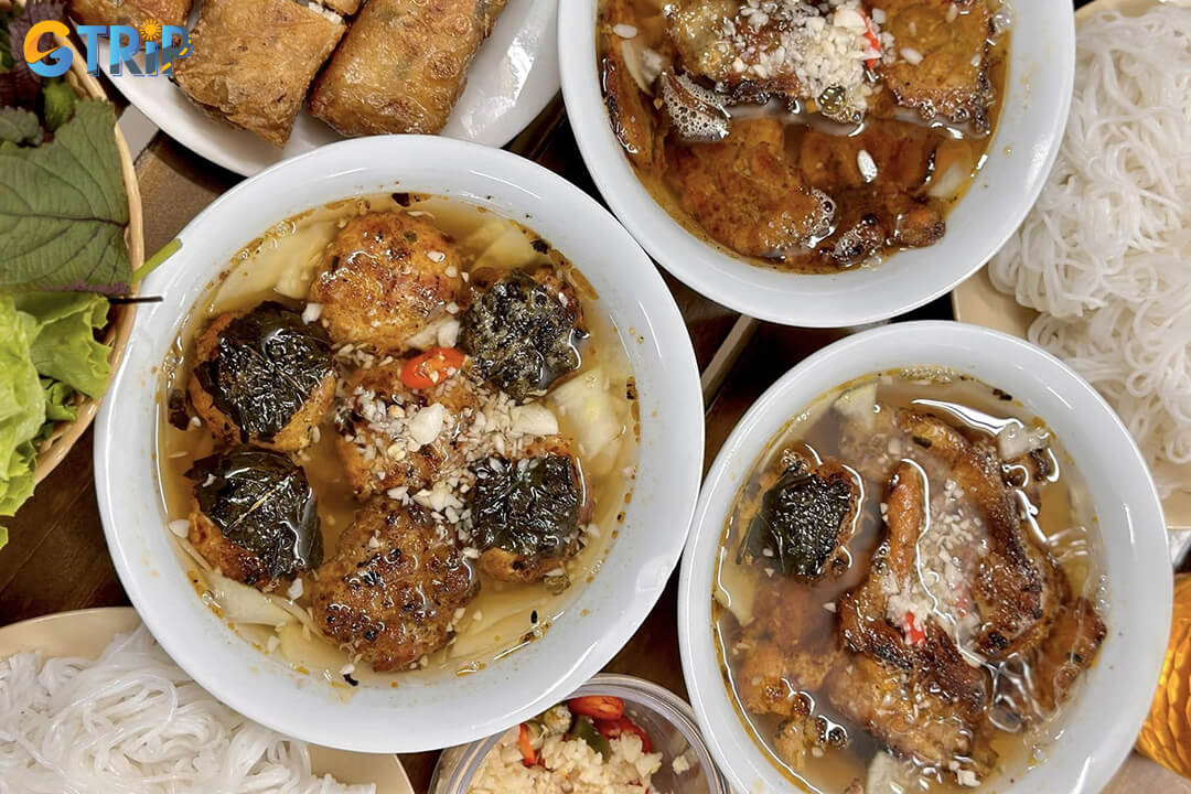 Bun cha 48 Hang Khoai delivers a true Hanoi experience with perfectly charred pork, balanced dipping sauce, and a classic street-side setting that’s drawn loyal diners for generations
