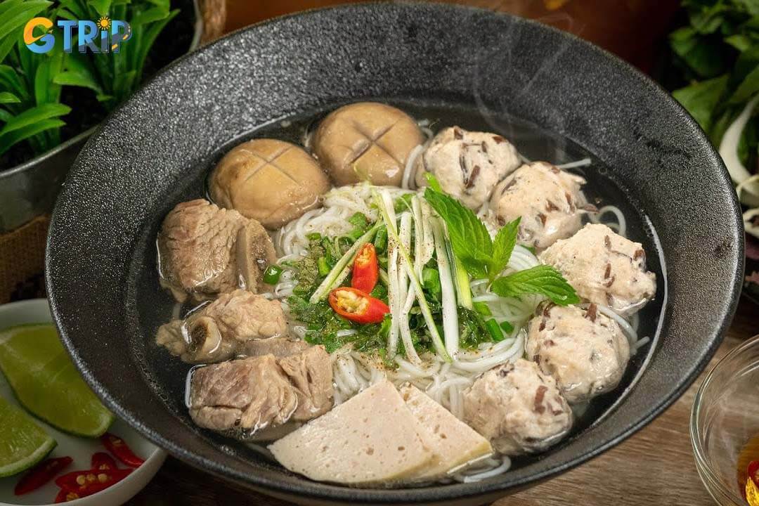 The bun moc in Ninh Binh is different from other localities, the broth of this dish is very light and delicious