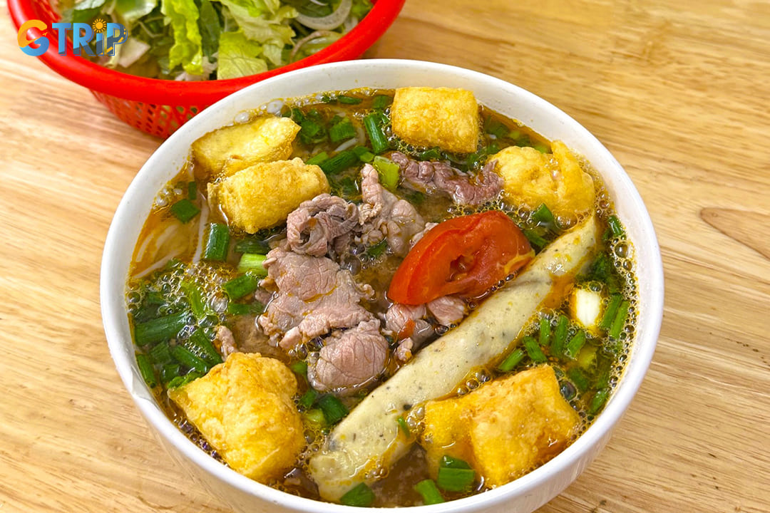Bun Rieu Cua 41 Quang Trung stands out for its perfectly balanced crab broth that strikes the ideal harmony between sweet and tangy flavors
