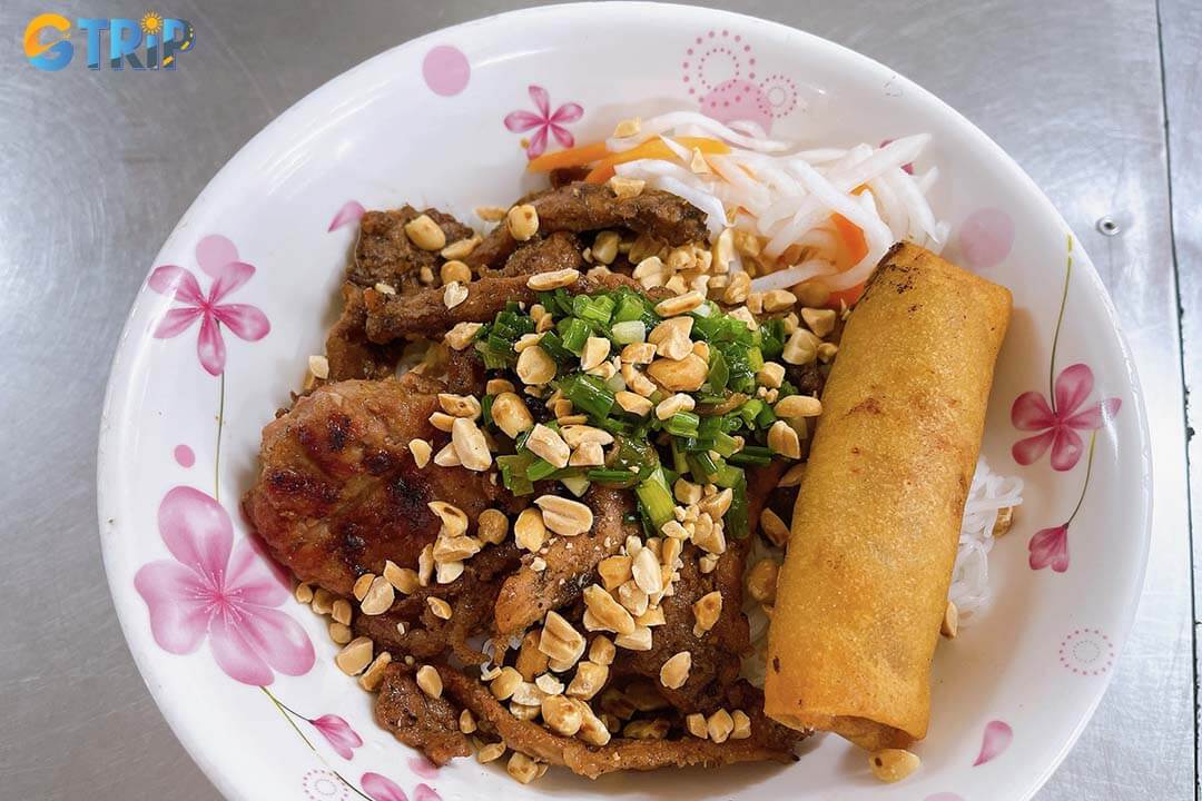 Bun Thit Nuong Hai Dang in Tan Binh is known for boldly marinated grilled pork and flavorful nem nuong, delivering a rich and memorable bowl