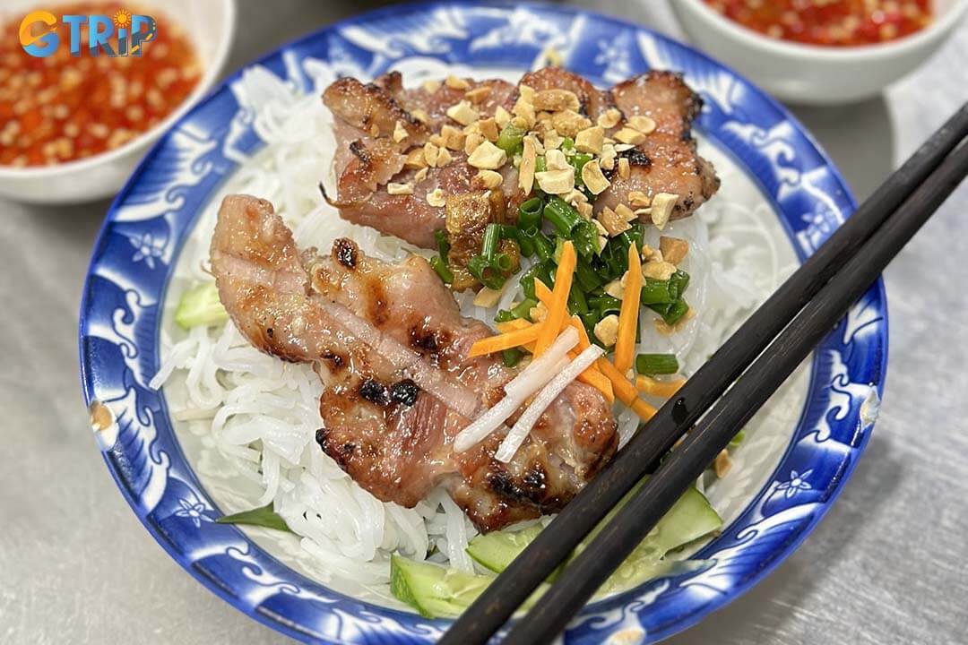 Bun Thit Nuong Hang is a clean, reliable District 1 spot known for crispy fried spring rolls, juicy grilled pork, and fresh ingredients