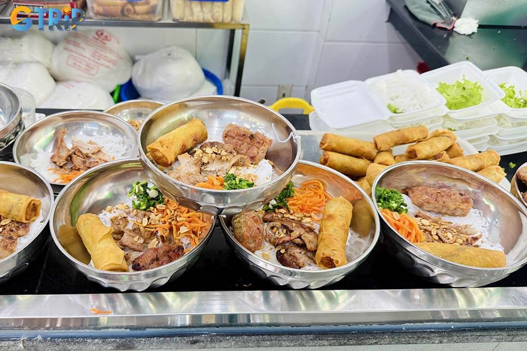 Bun Thit Nuong Kieu Bao is a popular former District 1 spot offering quick, self-service bowls of well-marinated grilled pork and crispy spring rolls