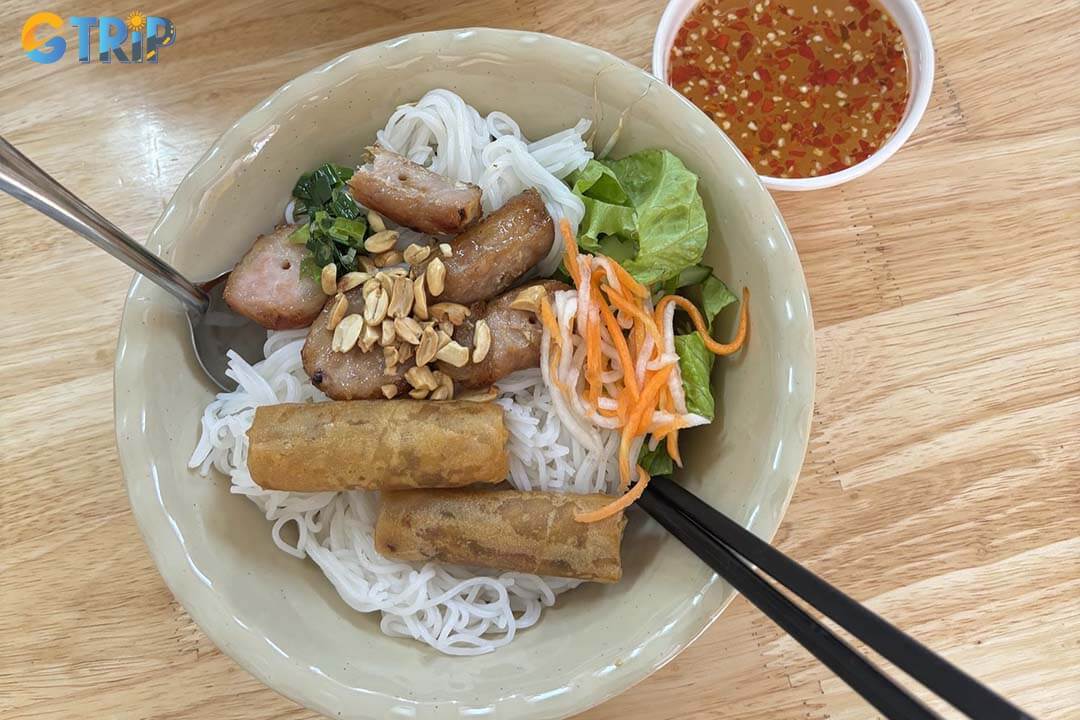 Bun Thit Nuong Nang Tho in former Phu Nhuan is a cozy, refined spot known for beautifully presented bowls, fresh ingredients, and flavorful grilled pork