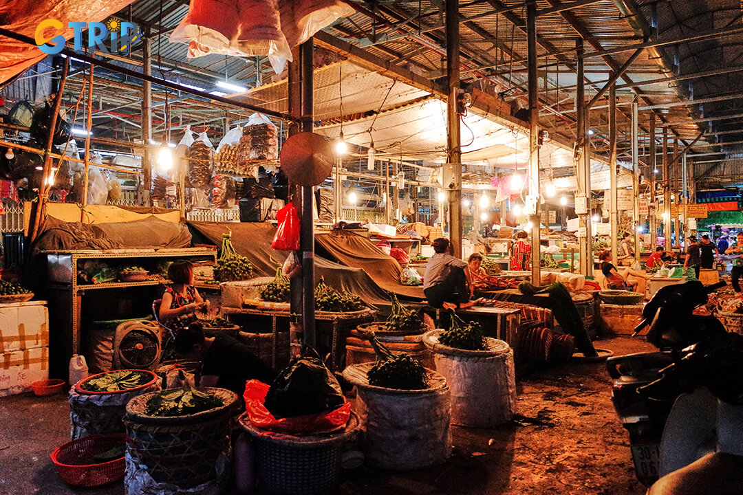 By night, Long Bien Market shifts into a lively shopping spot with clothes, street food, and local entertainment, revealing a vibrant contrast to its bustling morning trade