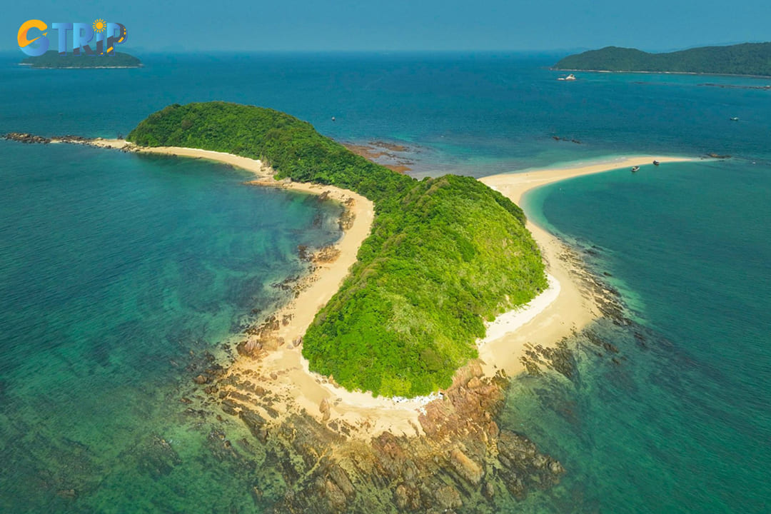 Ca Chep islet boasts unique geological structures shaped by centuries of wind and sea erosion