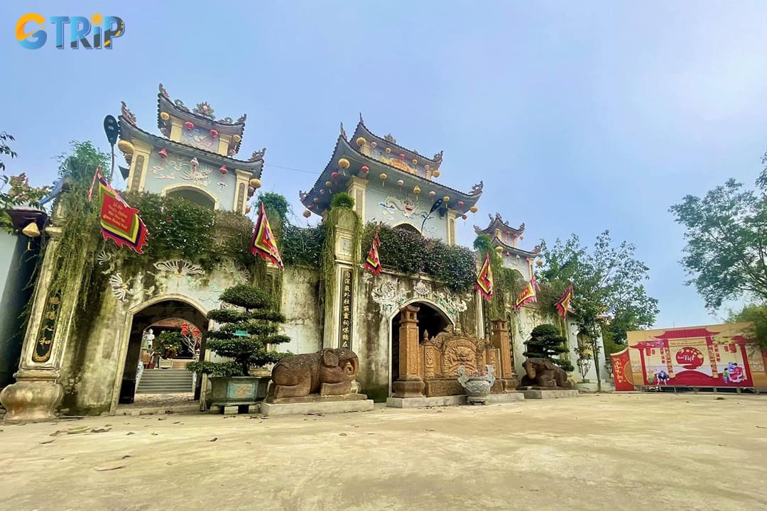 Ca Temple - Quan Hoang Muoi Palace is located in Bac Hong Linh Ward, Ha Tinh Province
