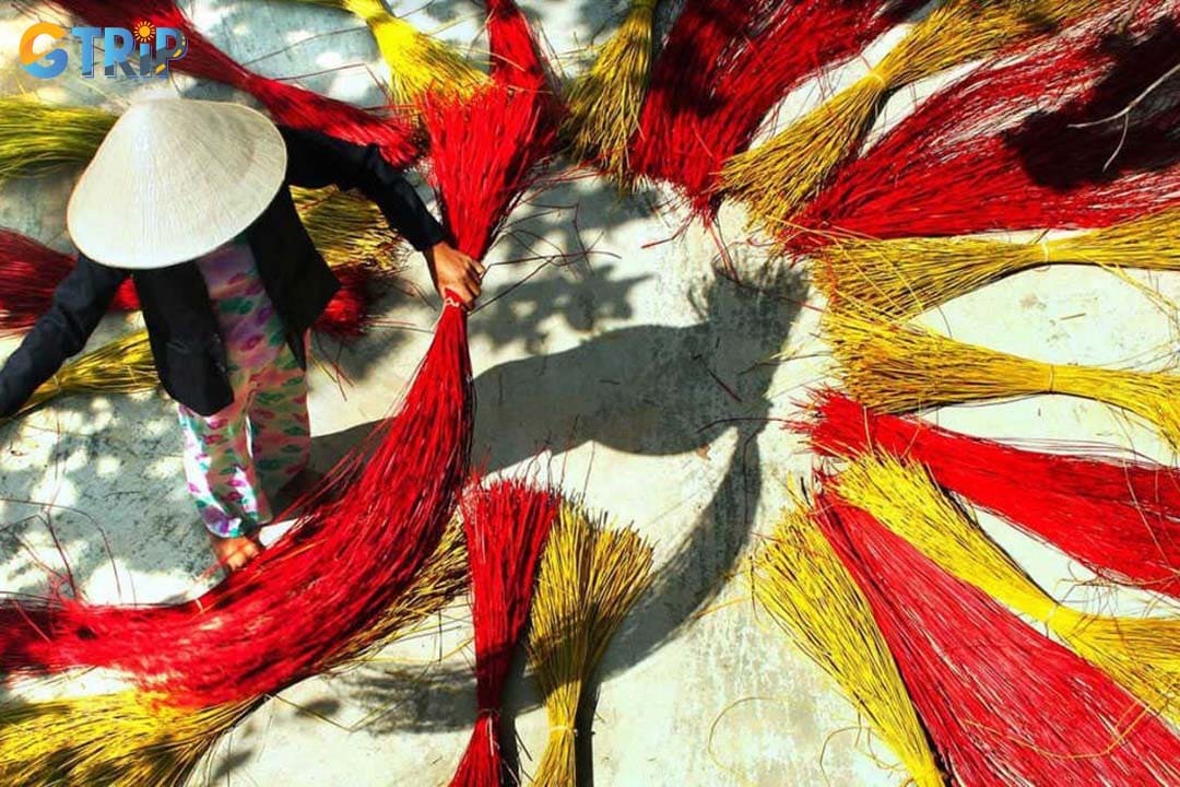 Cam Ne Mat Weaving Craft Village is famous for its intricate sedge mats were used by the Nguyen Dynasty's royal court