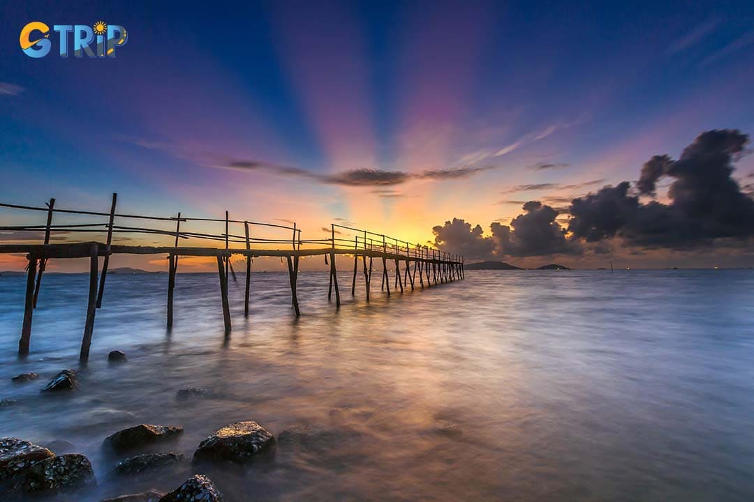 Can Gio Beach is the city’s closest seaside escape, known for its distinctive silt-rich dark sand, relaxing coastal atmosphere, and exceptional, budget-friendly seafood