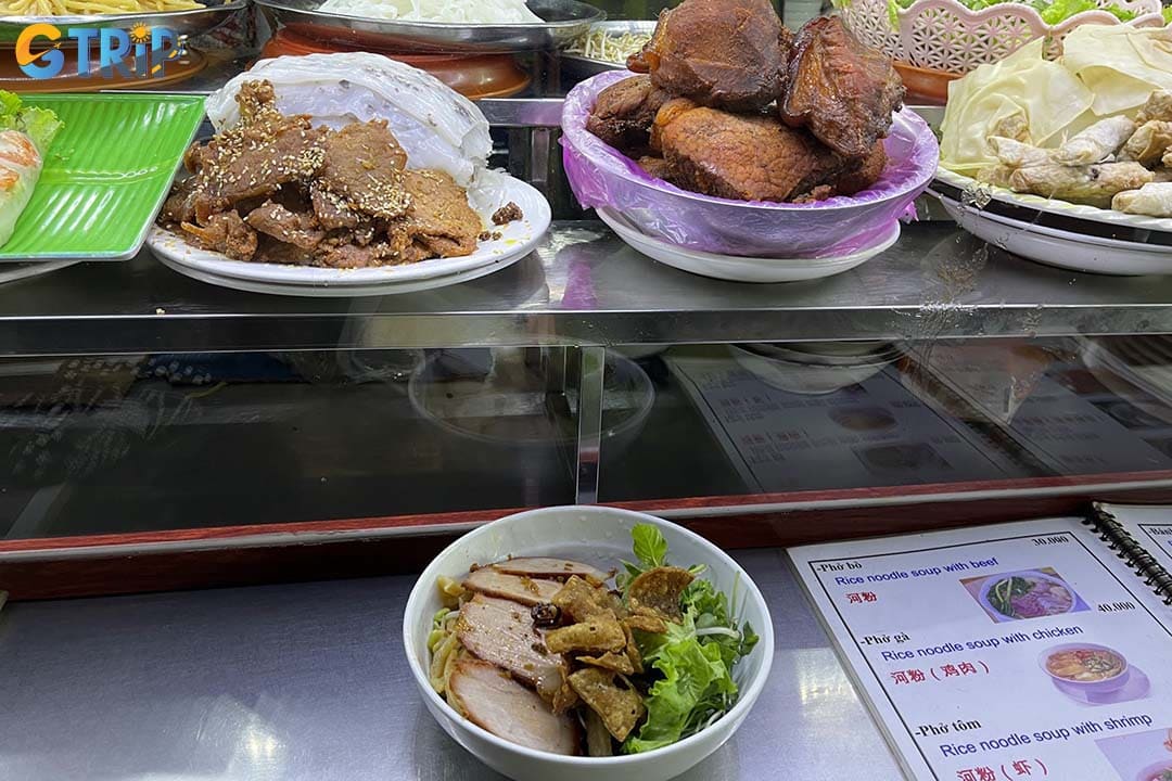 Cao lau and mi quang are signature Hoi An dishes that you should try