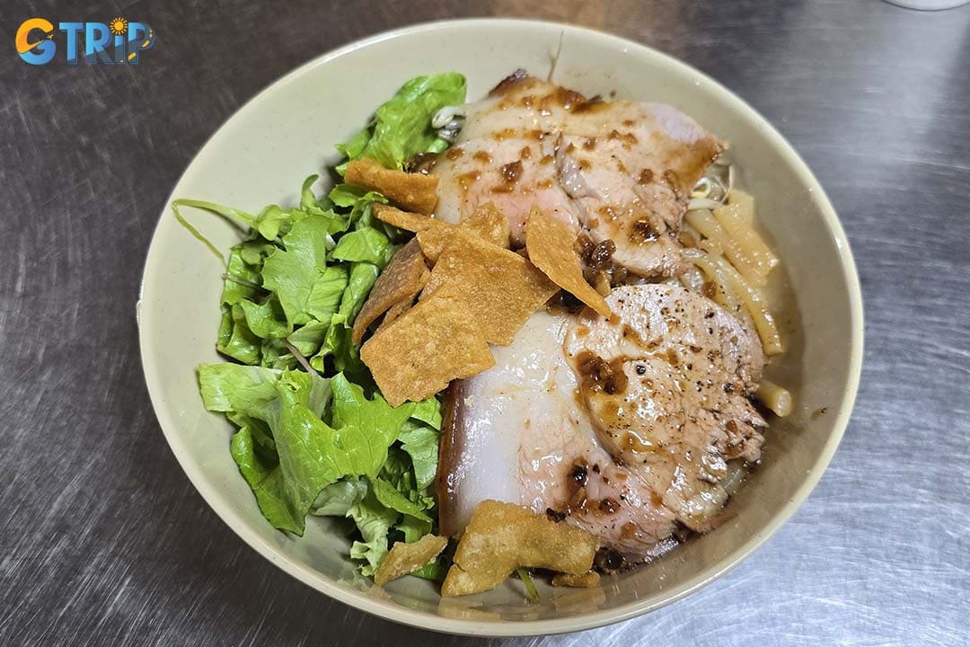 Cao Lau Khong Gian Xanh is known for serving a classic and refined bowl of cao lau