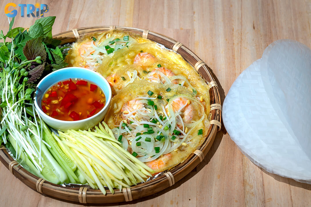 Central-style Banh Xeo famous alleyway spots and local favorites known for crispy crepes, fresh shrimp, iconic dipping sauce, and generous rice paper for wrapping