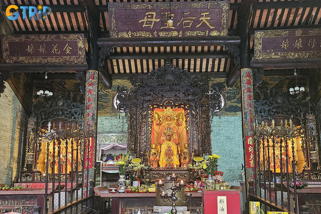 Cha Tam Church sits amid Cho Lon’s most iconic attractions, making it easy to pair your visit with nearby temples, lantern streets, bustling markets, and Chinatown eateries