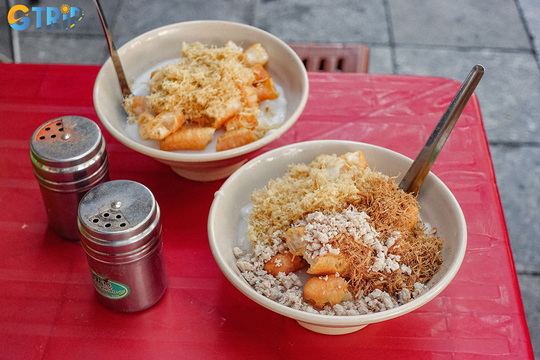 Chao suon combines tender pork ribs, silky rice porridge, and crispy fried dough for a warming, flavorful street food experience