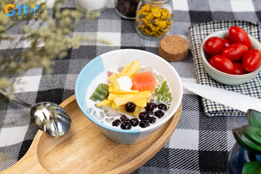 Che is a beloved Vietnamese dessert, sweet soups or puddings with ingredients like beans, fruits, jellies, glutinous rice, and coconut milk