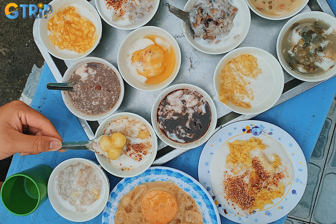 Che is a colorful Vietnamese dessert made from sweet beans, jellies, fruits, and coconut cream, enjoyed cold and fully customizable