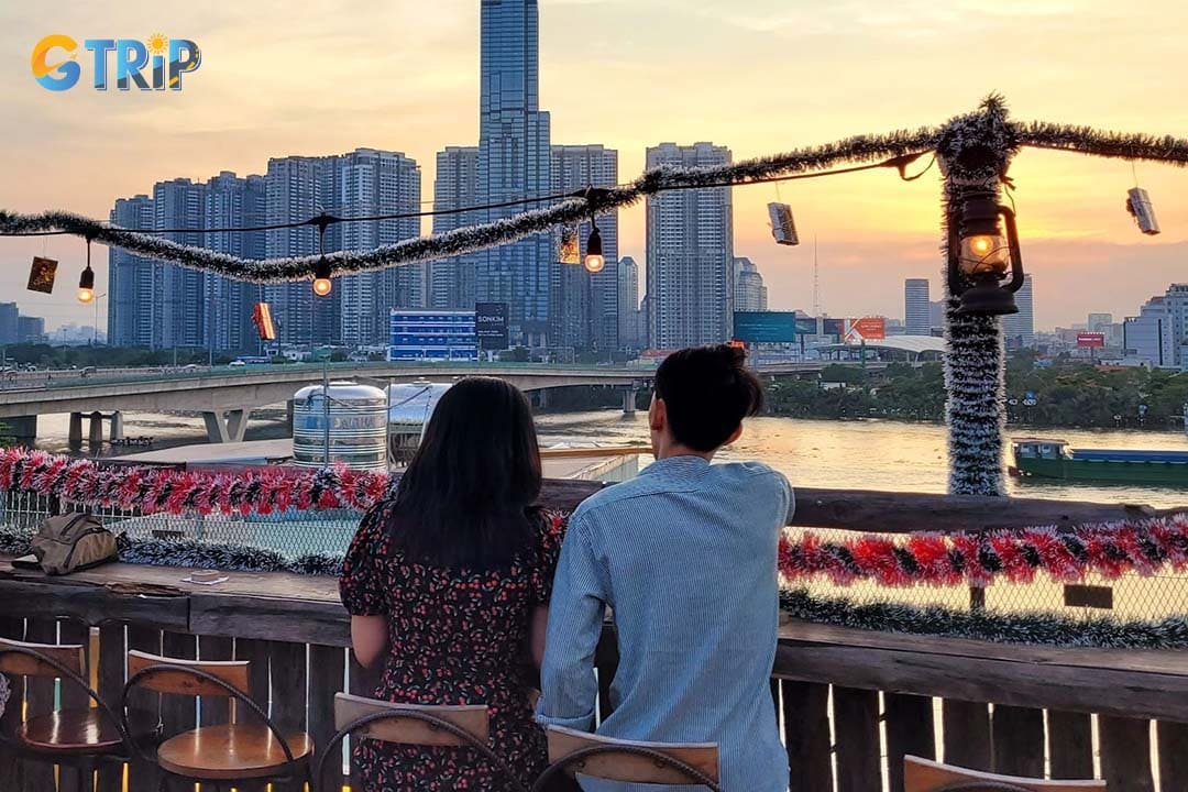 Chenh Venh Rooftop has a purview view of Landmark 81