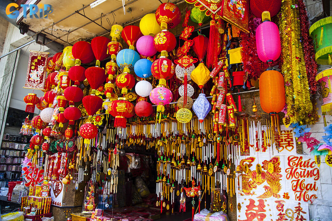 Chinatown’s hidden streets and alleys reveal its most authentic charm, from glowing lanterns and herbal apothecaries to nostalgic century-old apartments