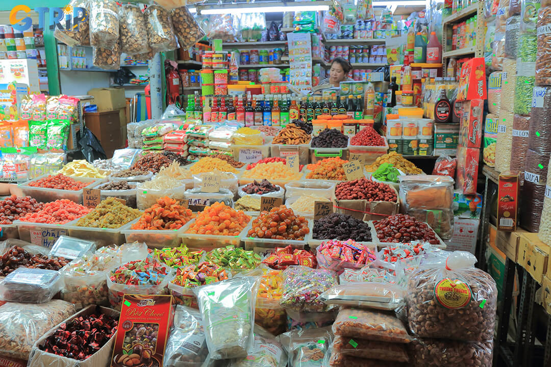 Cho Lon’s bustling markets are vibrant hubs where trade and tradition meet, offering everything from fresh produce and fabrics to fashion and household goods