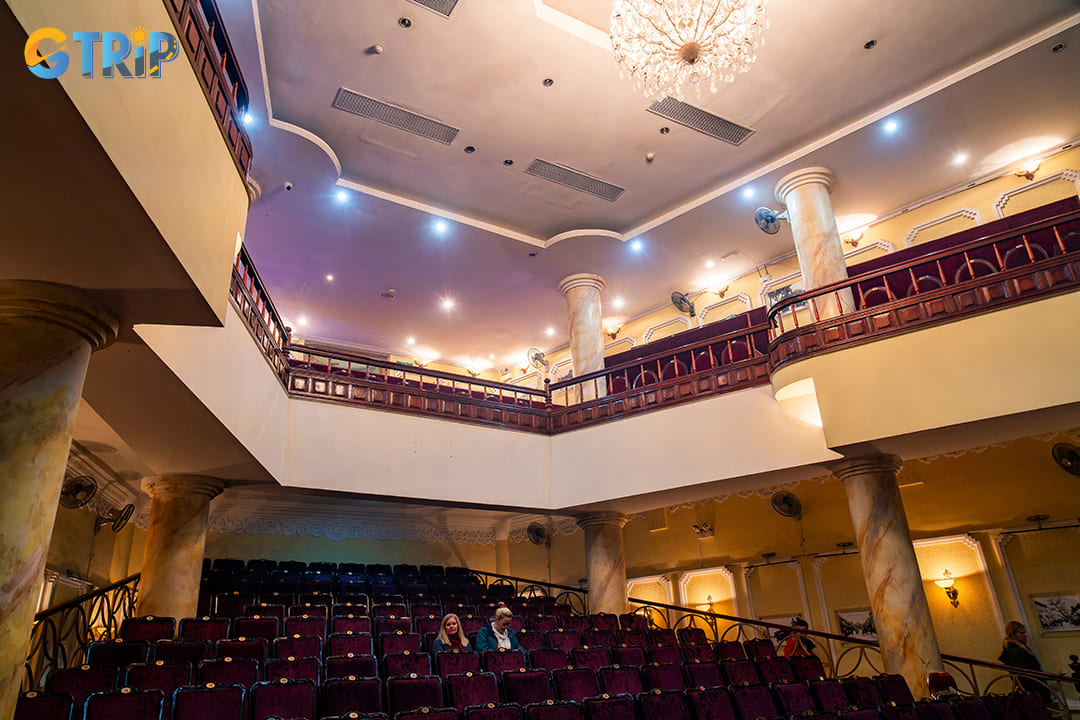 Choosing the best seats is crucial to enjoying the intricate details and artistry of a water puppet show