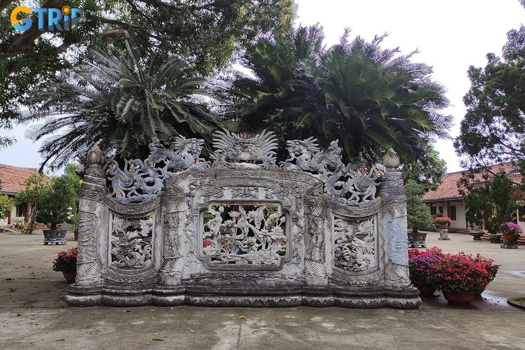 Chuc Thanh Pagoda offers a serene, photogenic setting with soft light and timeless textures, best captured in the early morning or late afternoon