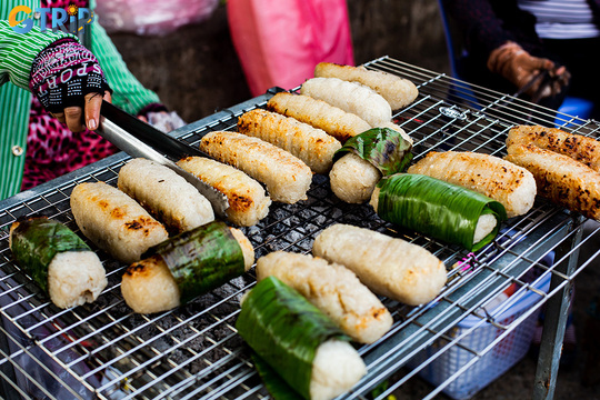 Chuoi nep nuong is a Hanoi favorite, with sticky rice wrapped around caramelized bananas, grilled and topped with coconut cream, peanuts, and sesame