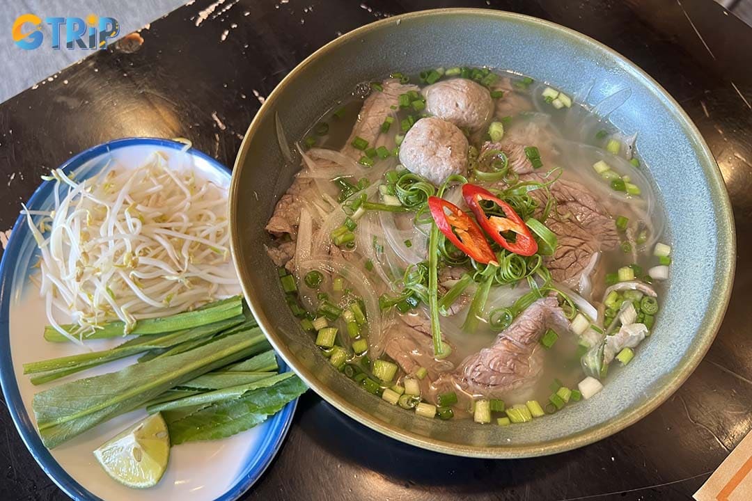 Co Ba Pho Bo is a riverside pho restaurant on Bach Dang Street offering premium beef pho and scenic Han River views