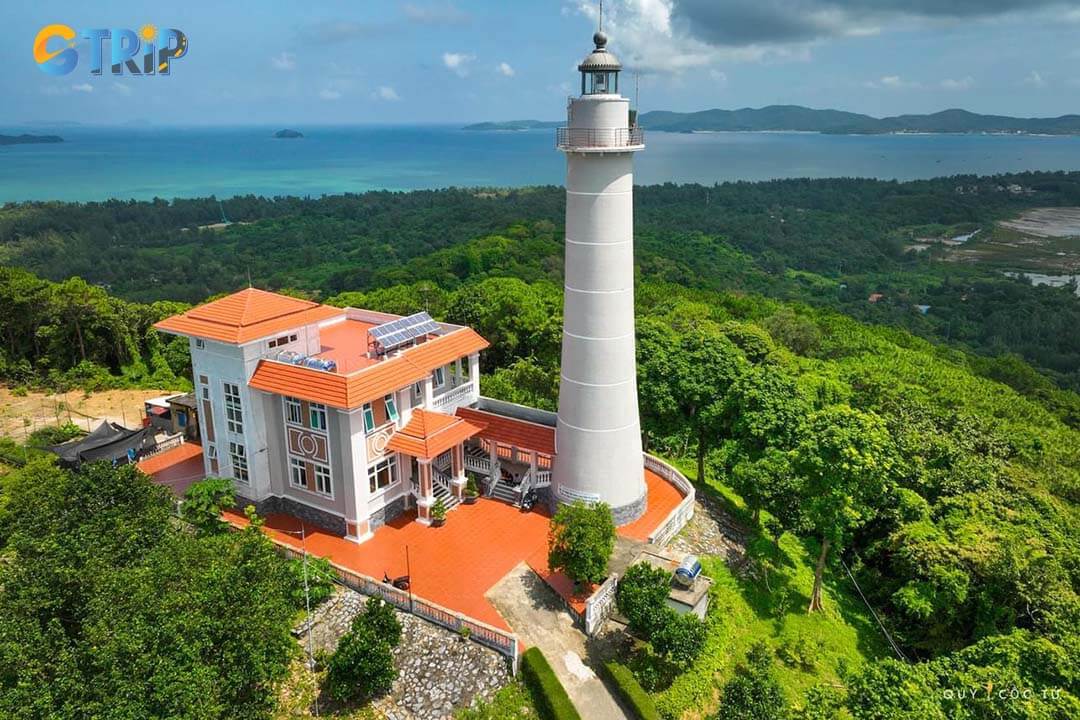 Co To Lighthouse is 62m high and about 5km from Tinh Yeu Beach, a famous tourist destination you cannot miss.