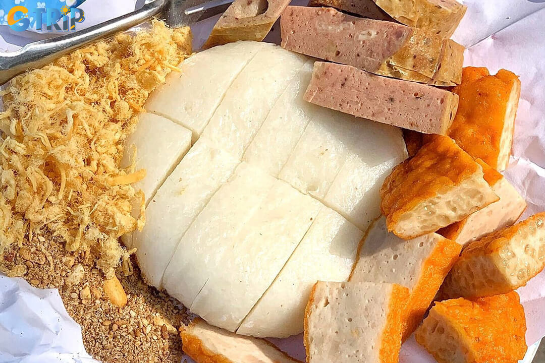 Com nam muoi vung is a humble Hanoi breakfast of pressed rice and sesame salt, offering a quick, hearty bite full of nostalgic comfort