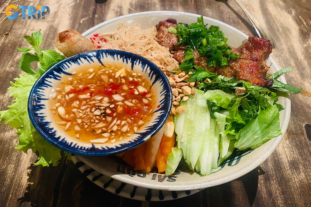 Com Tam Moc elevates traditional broken rice with high-quality ingredients, refined flavors, and a modern, stylish setting ideal for a comfortable dining experience