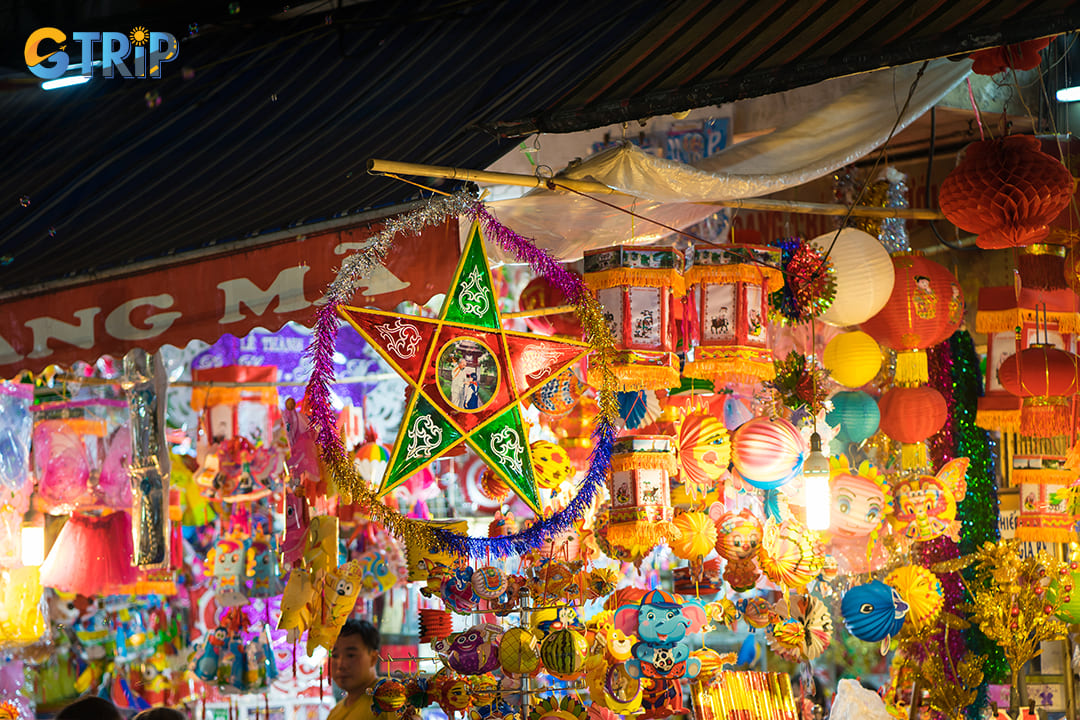 Come the Mid-Autumn Festival, the street becomes a fairytale world of lights, filled with traditional toys and lanterns