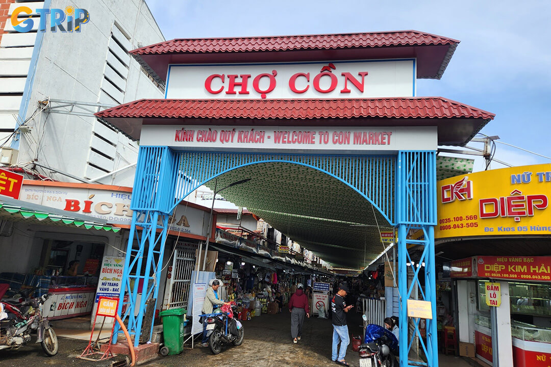 Con Market is a bustling local food hub in Da Nang, famous for its authentic atmosphere and wide variety of affordable central Vietnamese street food
