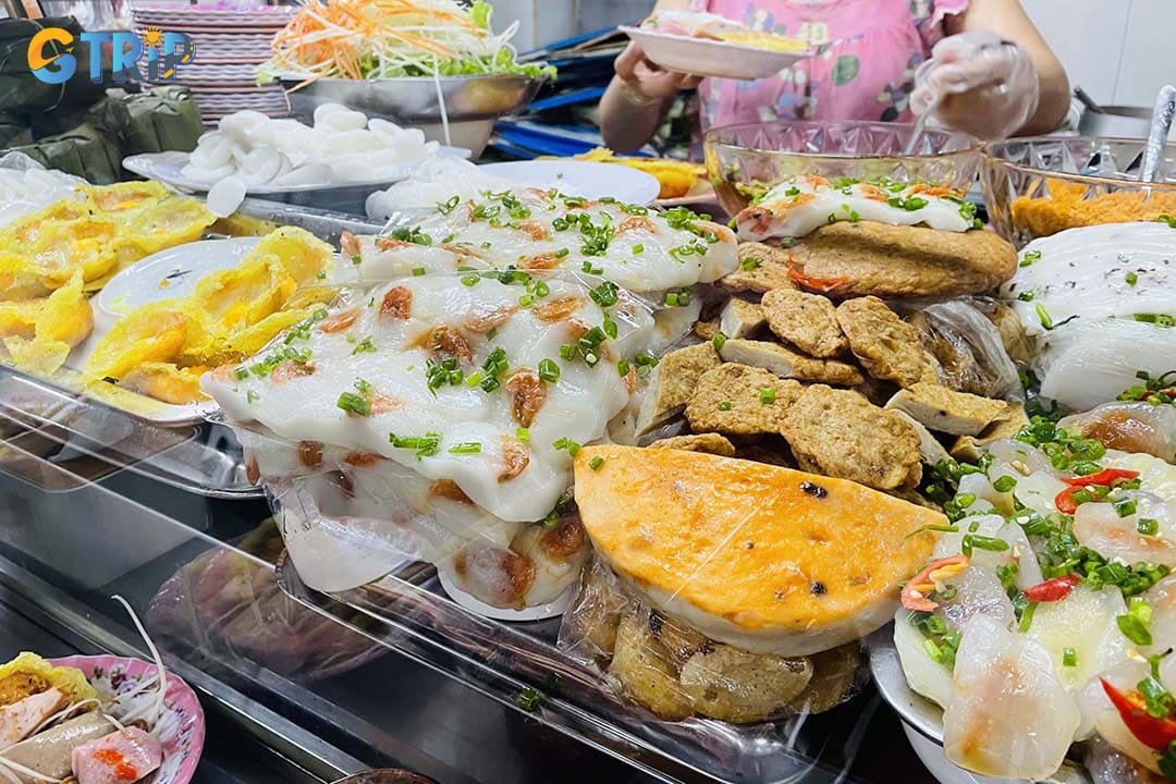 Con Market is a heaven of local food that you should not miss
