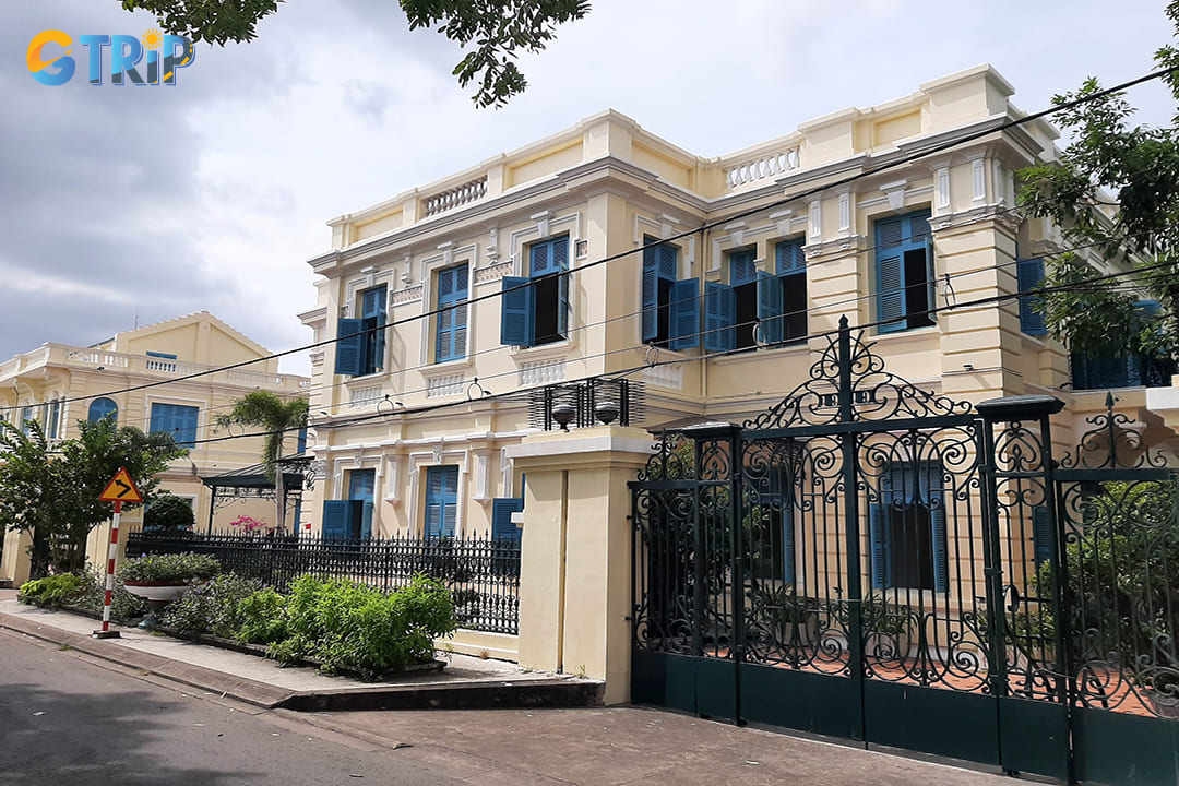 Cong Tu Bac Lieu House has been preserved as a museum showcasing the lavish lifestyle of early 20th-century Vietnamese elites