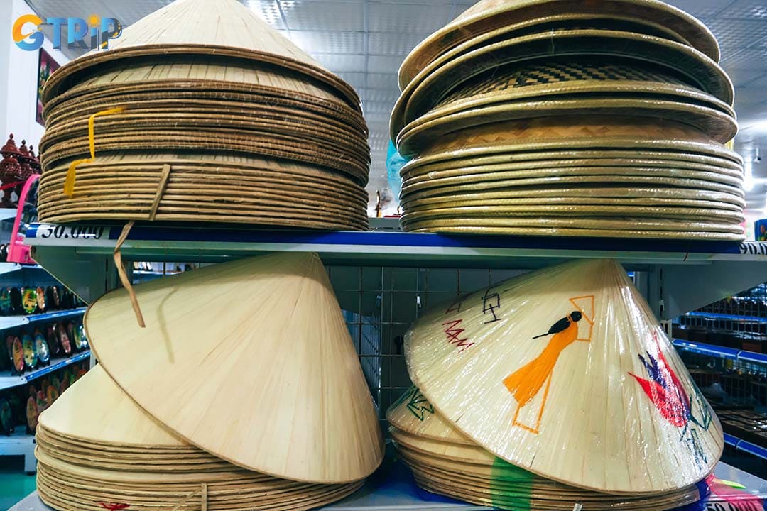 Conical hat, non la, is a memorable gift to buy in Da Nang