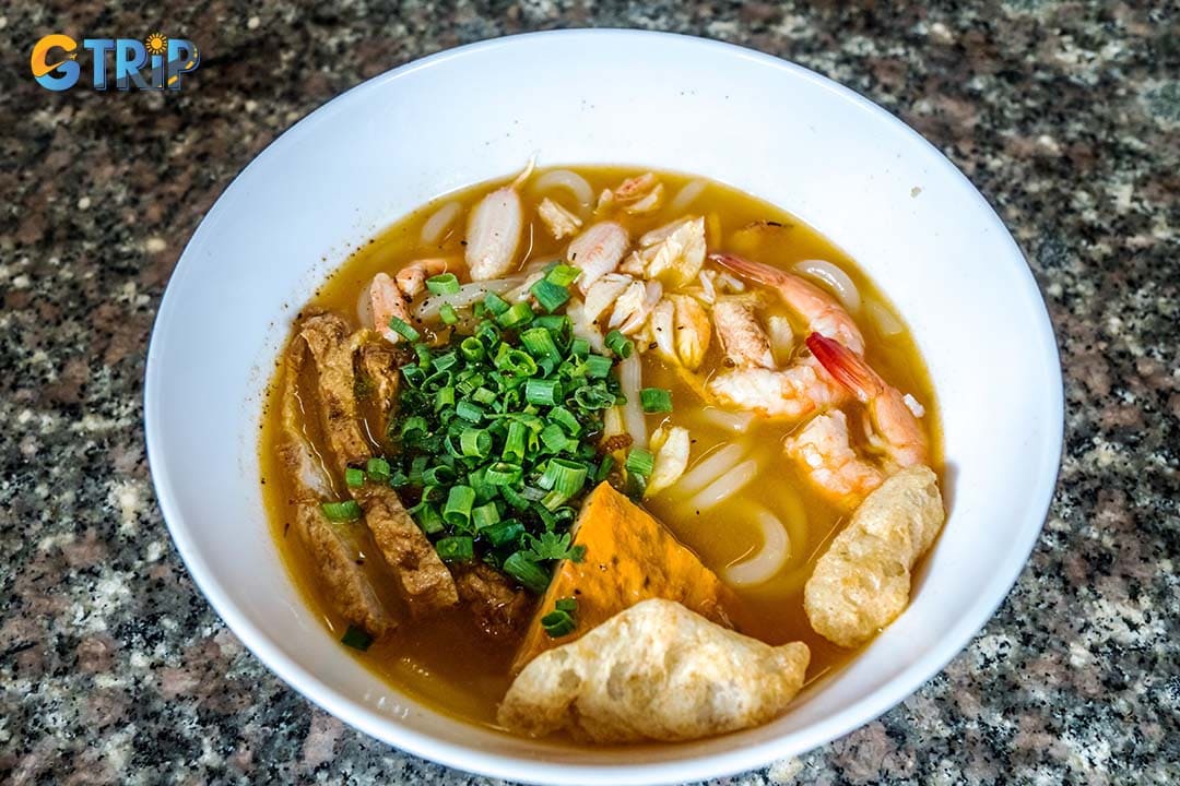 Crab tapioca noodles (Banh canh ghe) is one of the most popular dishes that you should try in Binh Thanh District