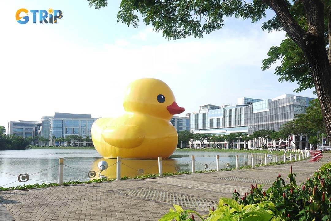 Crescent Lake Park, surrounding the Starlight Bridge, is a serene urban escape with a crescent-shaped lake, scenic gardens, and peaceful walking paths