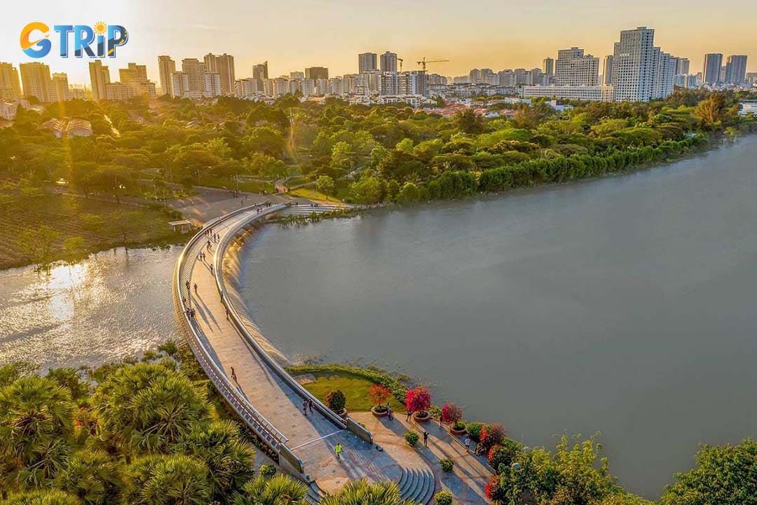 Crescent Lake Park, stretching along Ton Dat Tien Street, is a peaceful, beautifully landscaped oasis encircling Crescent Lake