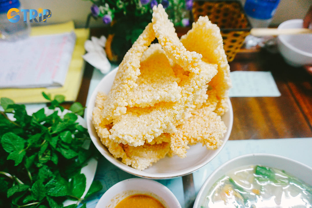 Crispy rice dish with goat meat is Ninh Binh local cuisine