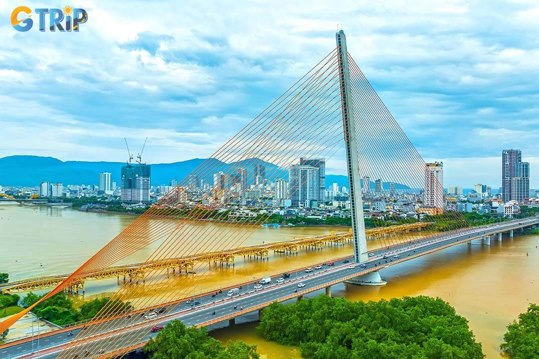 Crossing Tran Thi Ly Bridge offers sweeping views of the Han River, Da Nang’s skyline, and iconic landmarks like Son Tra Peninsula, and Dragon Bridge